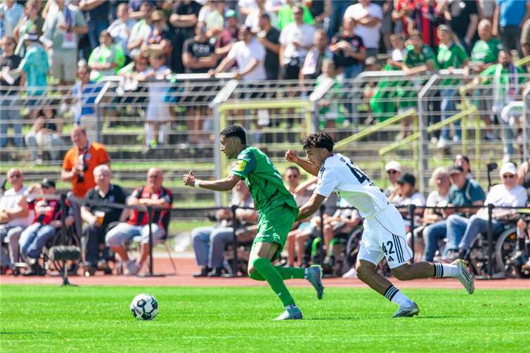 Ayman Ed-Daoudi - hier im Spiel gegen Eintracht Frankfurt - erzielte in Dudenhofen seinen nächsten Treffer. Wie in der Vorwoche zirkelte er den Ball von rechts in den linken Winkel.  Foto: Der Passigraf