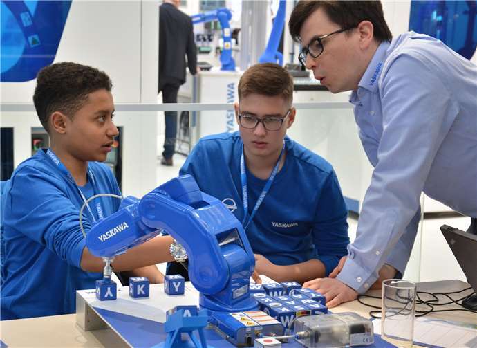 Ayoub und Gheorghe werden von Yaskawa-Profis geschult.