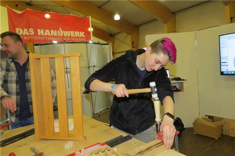 Azubi im dritten Lehrjahr Sabrina Alfter führte die Arbeit an einem Fensterrahmen vor und erklärte exemplarisch, wie sie bei diesem Handwerksberuf gelandet sei.