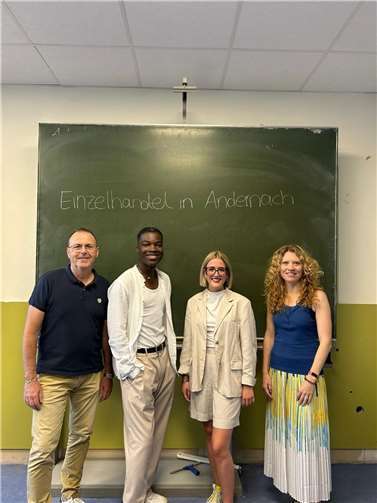 Azubis und die Fachlehrer der Berufsschule BBS Andernach August-Horch-Schule Herr Bernd Miehm (kaufmännisches Rechnen) Frau Sabrina Reif (Sozialkunde). Foto: privat