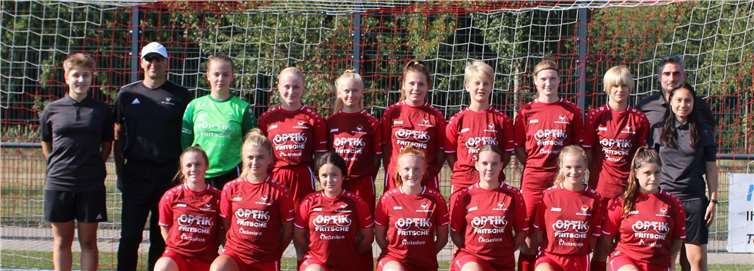 B-Juniorinnen (U 17) des SV Rot-Weiß Merl: Die U 17-Juniorinnen mit den Trainer- und Betreuer/innen Marcello Montuori, Daniel und Anthea Nitsch, Johanna Winkler.