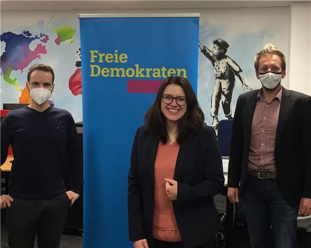 B-Kandidat Dennis Sturm, A-Kandidatin Jana Gräf, Kreisvorsitzender Thorsten Koch, Bild 4 (1) Jana Gräf und Thorsten Koch (v. li.).Foto: FDP Westerwald