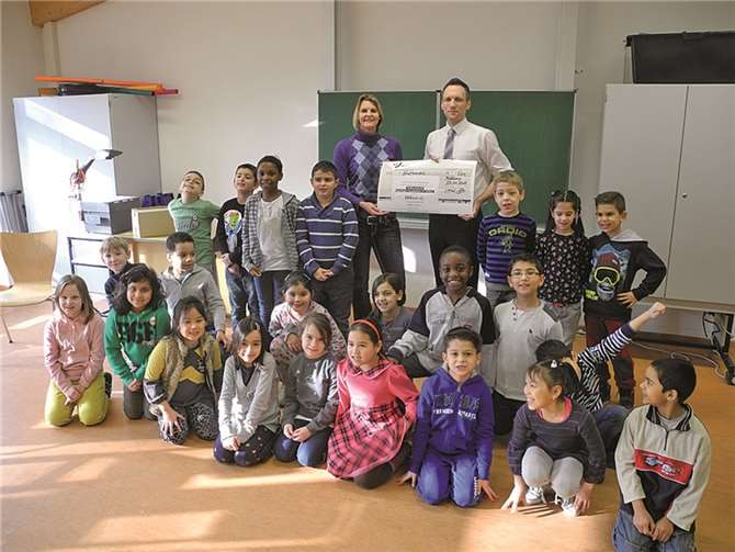 BBBank-Mitarbeiter Sebastian Keßler übergab Schulleiterin Alexandra Zinndorf einen Spendenscheck über 500 Euro. privat