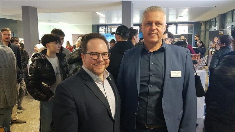 BBS-Schulleiter Thomas Lenz (rechts) im Gespräch mit dem Ersten Kreisbeigeordneten Pascal Badziong (links).