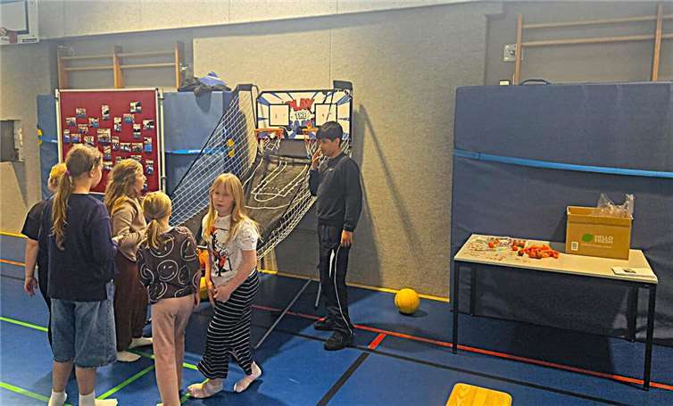 Basketballbegeisterung an der Schillerschule: Projekttage mit viel Einsatz BBV-U8-Trainer, Müslim Algin, am Wurfgestell.