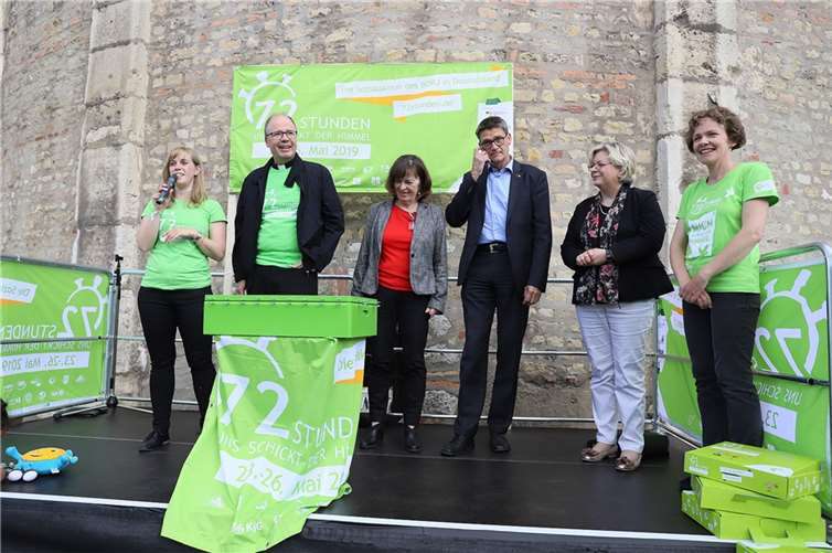 BDKJ-Diözesanvorsitzende Susanne Kiefer, Bischof Stephan Ackermann, Bürgermeisterin Elvira Garbes, Landrat Günther Schartz, Bürgermeisterin der VG Ruwer Stephanie Nickels und Katja Bruch feiern die Eröffnung der 72-Stunden-Aktion und verlesen die Aufträge an die Gruppen.