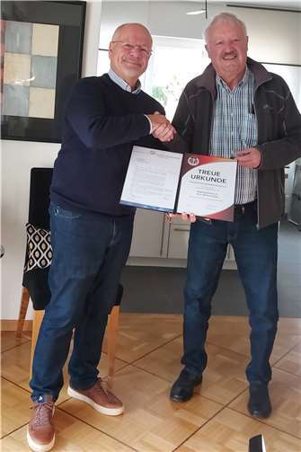 BG a.D. Hans Joachim Fischer (li.) freut sich über die Ehrung durch G. Schwarz.  Foto: privat