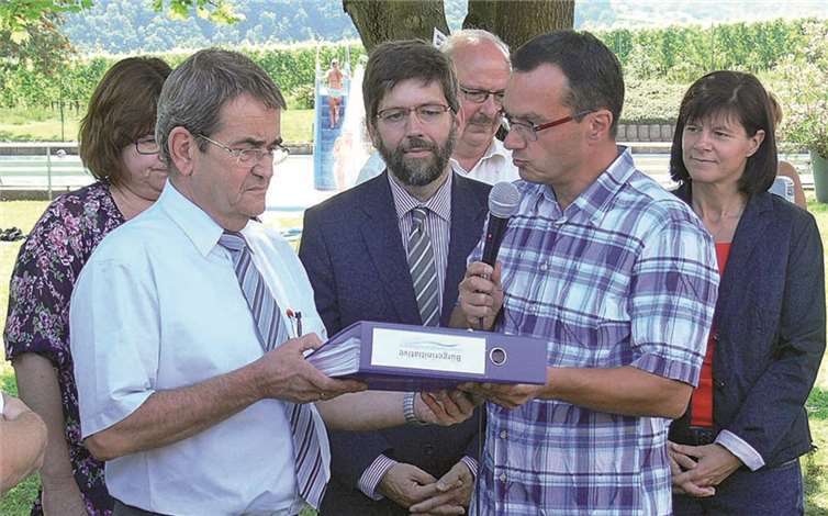 BI-Sprecher Bernd Cornely übergibt Bürgermeister Helmut Probst den Petitions-Ordner mit den gesammelten Unterschriften.