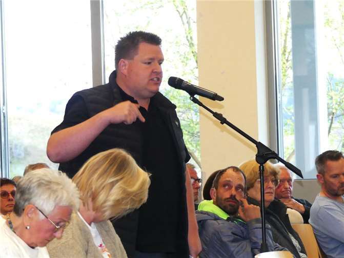 BI-Sprecher Thomas Weber äußerte erneut Bedenken über den geplanten Standort Mosellaplatz und bemängelte die fehlende Kommunikation im Vorfeld.