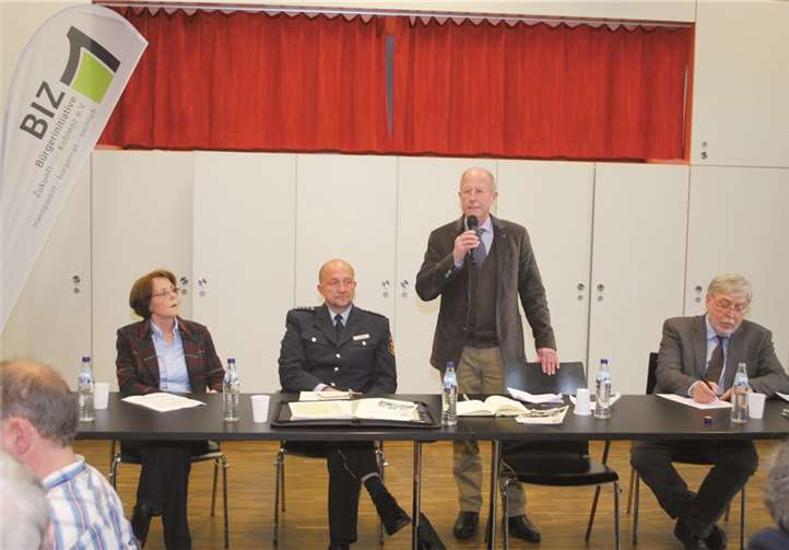 BIZ Ratsmitglied Edgar Kühlenthal bei seinem Einführungsstatement mit (neben ihm von v. l) BIZ Ratsmitglied Monika Hömberger, Polizeihauptkommissar Werner Zorn und BIZ Ratsmitglied Dr. Michael Gross.Privat