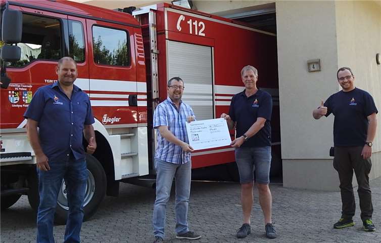 BLICK aktuell Medienberater Thomas Manstein (2. v. li.) bei der Scheckübergabe an die Plaidter Feuerwehr. Foto: WAMFO.DE