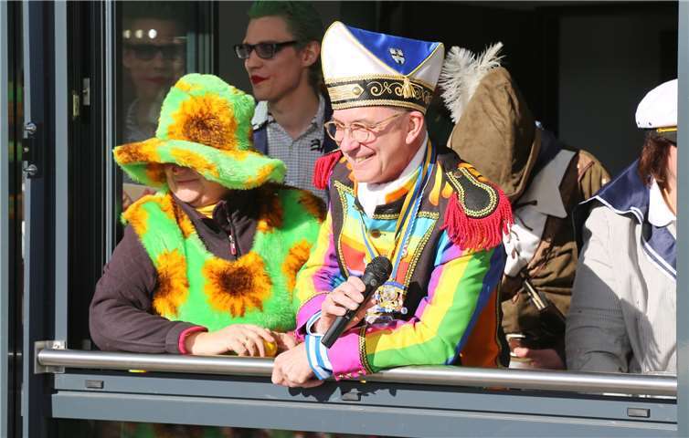 BM Bert Spilles zeigte sich mit Narrenkappesiegesgewiss am Fenster des Rathauses.