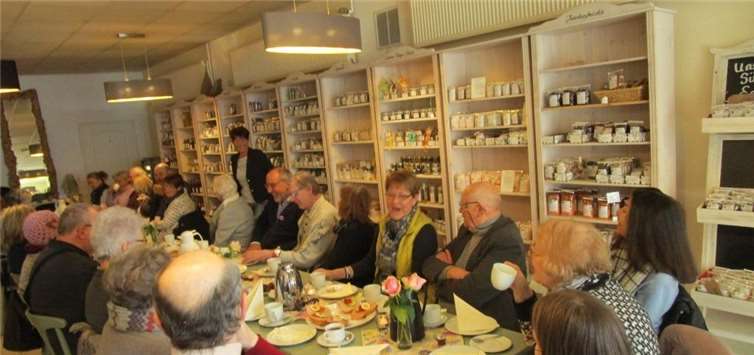 BM-Kandidatin Sabine Junge (stehend) stellte sich und ihre Ideen für die Römerstadt beim Senioren-Frühstück vor und nahm viele Ideen und Anregungen der Besucher mit. privat