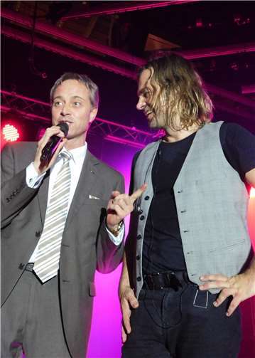 BM Michael Merz (l.) bedankt sich bei der Band.