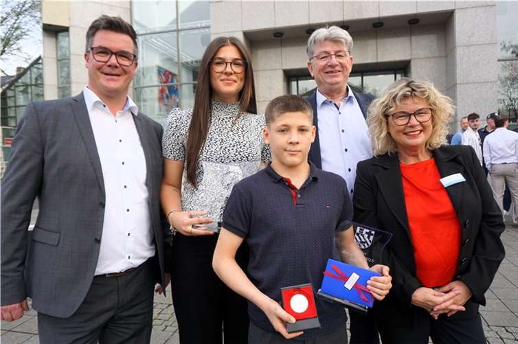 Die Stadt Neuwied feierte ihre Sportler des Jahres BM Peter Jung, Beigeordneter Ralf Seemann und Amtsleiterin Sandra Thannhäuser gratulieren Kai Hanikel (Judo) und Sara Ostojic (Ringtennis) zur Wahl Sportler bzw. Mannschaft des Jahres 2023. Foto: FF