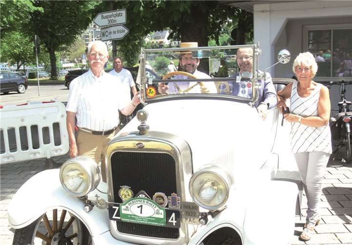 BM Wolfgang Lambertz und Touristik-Chef Harald Bacher durften im historischen Overland aus dem Jahr 1922 Platz nehmen.
