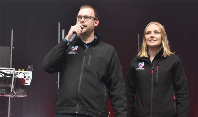 BMV Vorsitzender Sebastian Kröll und diezweite Vorsitzende Merle Kurz begrüßten im Festzelt die Gäste.