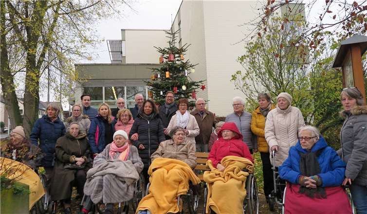 BMin R. Offergeld (Mitte) und BG S. Christian (li. dahinter) im Kreise der Senioren/innen, Vertretern undMitarbeiterinnen des Limbachstifts vorm Rathaus-Weihnachtsbaum.Fotos: Gemeinde Wachtberg/mm)