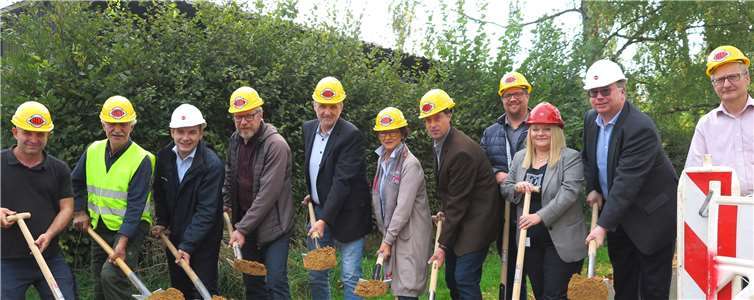BMin Renate Offergeld (Mitte), die OV-Vorsitzenden Jörg Schmidt (5.v.l.) u. Joachim Heinrich (5.v.r.), BG Swen Christian (4.v.r.) mit bn:t-Geschäftsführer Günther Blatzheim (2.v.r.) und weiteren Akteuren beim ersten Spatenstich. (Foto: Gemeinde Wachtberg/mm).Foto: privat