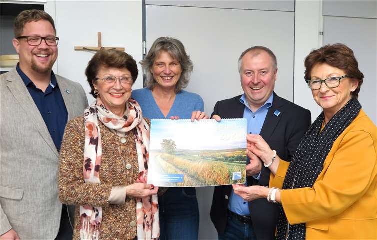 BMin Renate Offergeld (re.) mit (v.l.n.r.) BG Swen Christian sowie Christa von Düsterlho, Nicole Wagner und Alfred Schneider von KuKiWa.Foto: Gemeinde Wachtberg/mm