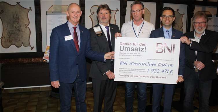 BNI-Exekutivdirektor Peter Blum, Carsten Donauer, Andreas Wald, Bernhard Hagen und Vizedirektor Josef Thomé (v.r.) präsentieren den Chapter-Umsatz des vergangenen Jahres.