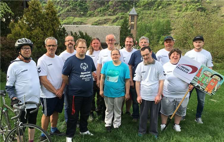 BSG Fortuna Ebernach freuet sich auf die Teilnahme bei den Special Olympics Nationalen Spielen in Kiel. V.l.: Bernd Göttel. Hans-Dieter Prinz, Uwe Bergmann, Steffen Reuber, David Fellmann, Thomas Kraft, Alwina Seidel, Marco Zitzmann, Alexander Schmitz, Bernhard Bulle, Michael Diewald, Astrid Knoth, Benni Schmidt. Privat