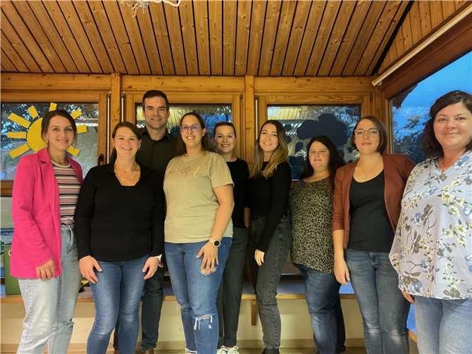 BU: Charline Poller (stellv. Kitaleitung), Irena Denn, Onno Reinders, Nadine da Cunha, Jasmin Ohlf, Mehri Jumaniyazova, Antonia Koll, Dr. Katharina Köhn (Zweite Vorsitzende), Alice Kröll (Kita Leitung) (v.l.) Es fehlen Josephine Wilke (Erste Vorsitzende), Daniela Schumann (Schriftführerin)Foto: Stadtverwaltung Sinzig