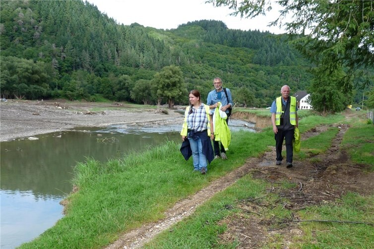 BUND an der Ahr in Insul nach der Flut im August 2021, v.l. Sabine Yacoub, Mainz; Egbert Bialk Koblenz und Andreas Owald, Bad Neuenahr-Ahrweiler.