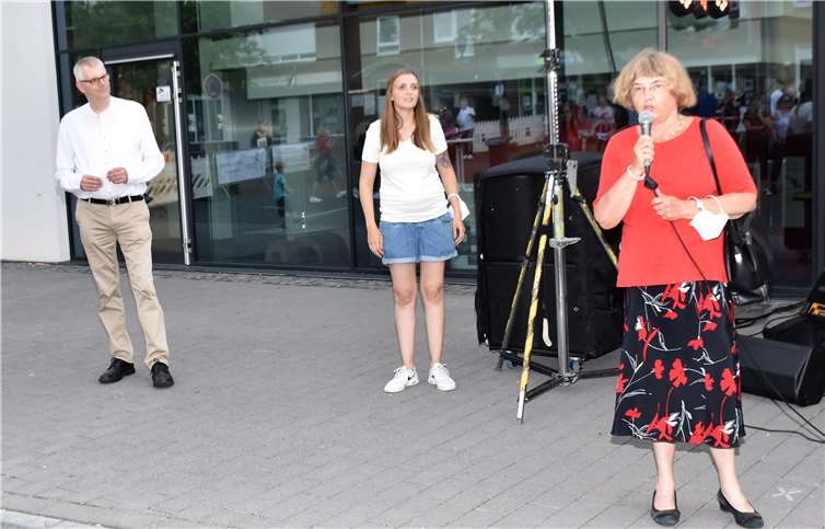 BÜrgermeister Ludger Banken, Maria Janzen und Dr. Ruth Fabrizius begrüßten die zahlreichen Gäste auf der Himmeroder Wall.