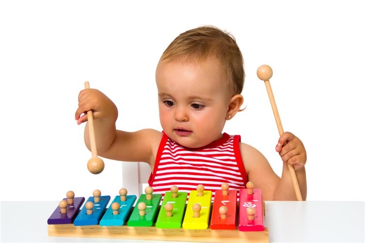 Baby mit Glockenspiel