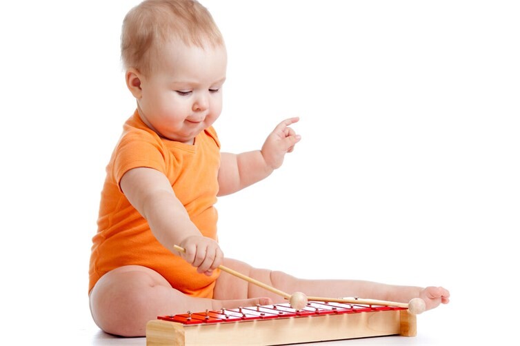 Baby mit Glockenspiel
