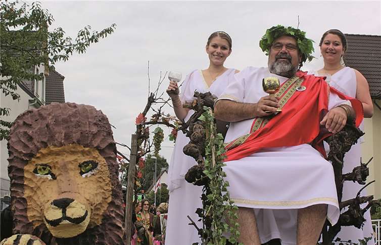 Bacchantinnen und Löwen umgaben den auf seinem knorrigen Rebenholz-Sessel thronenden Weingott.DL