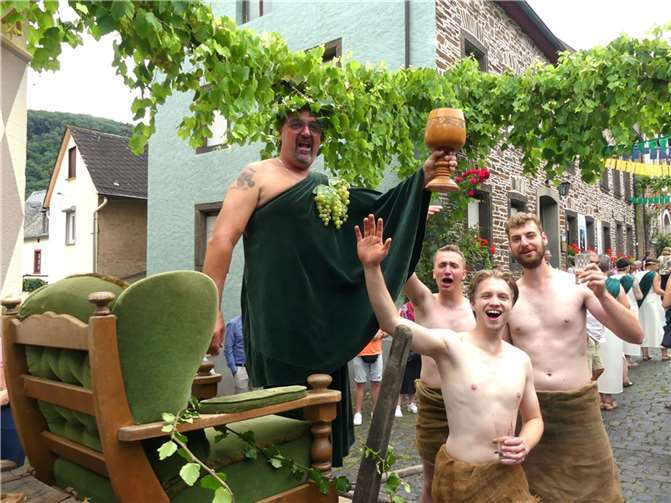 Bacchus Armin hat als römischer Weingott im Moselort Mesenich die Regentschaft übernommen.