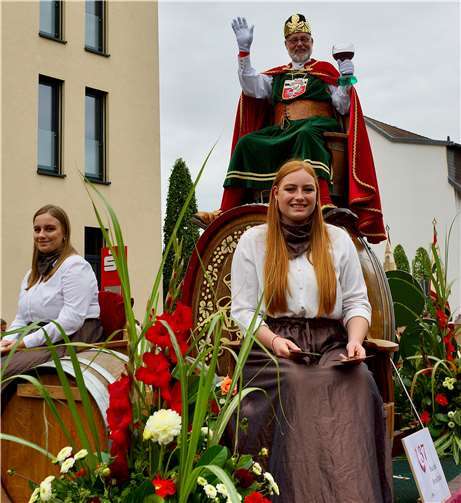 •Bacchus Bernd Krah auf seinem Thron.