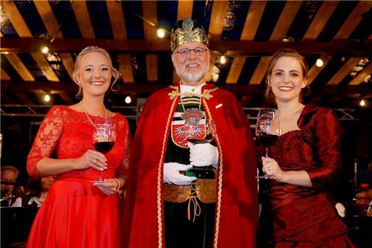 •Bacchus Bernd Krah mit der neuen Burgundia Elena Platz (li.) und der scheidenden Wein-Majestät Annika Schooß.