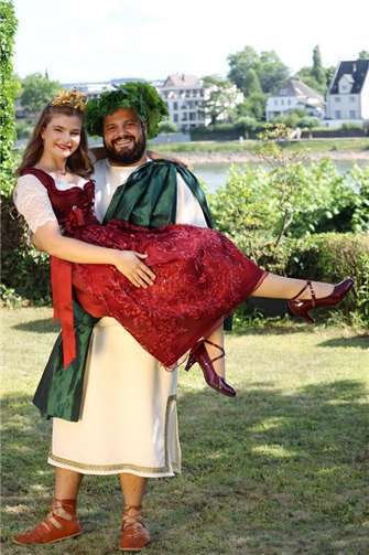 Bacchus Dominik Schwager mit Weinkönigin Lea Marie Warnke. 
