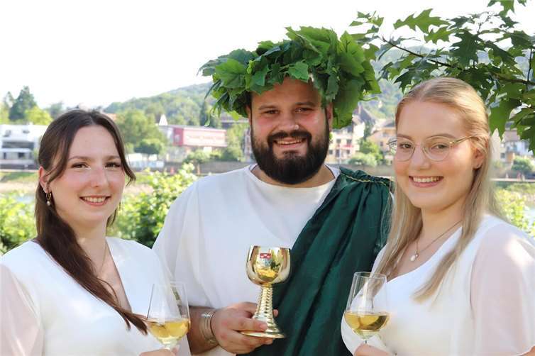 Bacchus Dominik Schwager mit den Bacchantinnen Noa Mundus und Jacqueline Scholl.