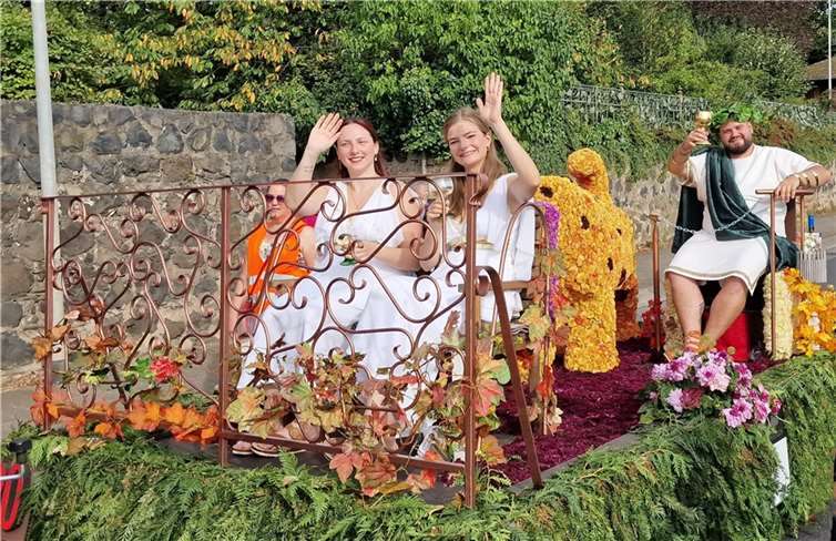 Bacchus Dominik (Schwager) mit seinen Bacchantinnen Lea Marie (Warnke, li.) und Jaqueline (Scholl) saßen bequem auf Blumen.