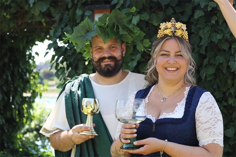 Bacchus Dominik & Weinkönigin Celina freuen sich darauf, gemeinsam mit den Besuchern des Erpeler Weinfestes auf vier einmalige Tage anzustoßen.