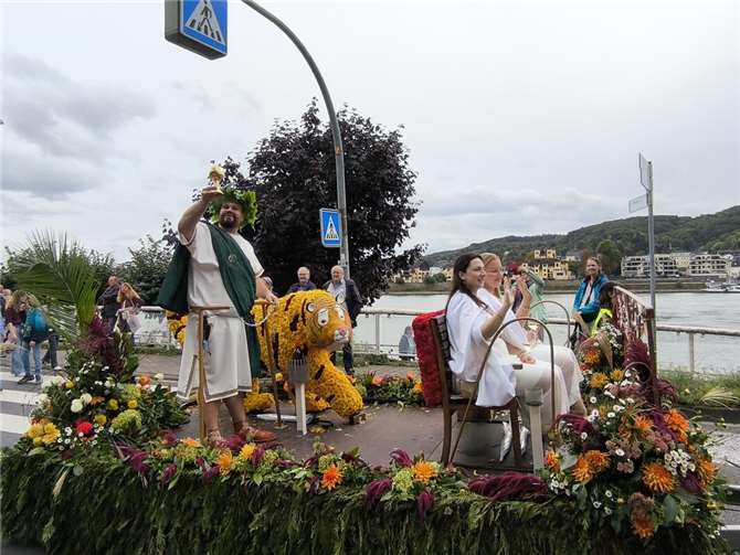Bacchus Dominik wurde in seinem dritten Amtsjahr von den Bacchantinnen Noa Mundus (Linz) und Jacqueline Scholl (Erpel) begleitet, die gemeinsam auf einem bunt geschmückten Wagen durch die Straßen fuhren.