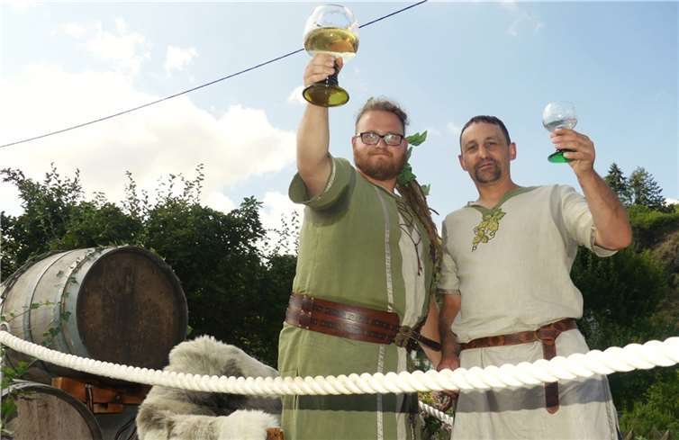 Bacchus Jacob Sauerborn fuhr als Weingott beim Festumzug mit seinem Jünger Roman auf einem rustikalen ausgestatteten Gefährt vor.