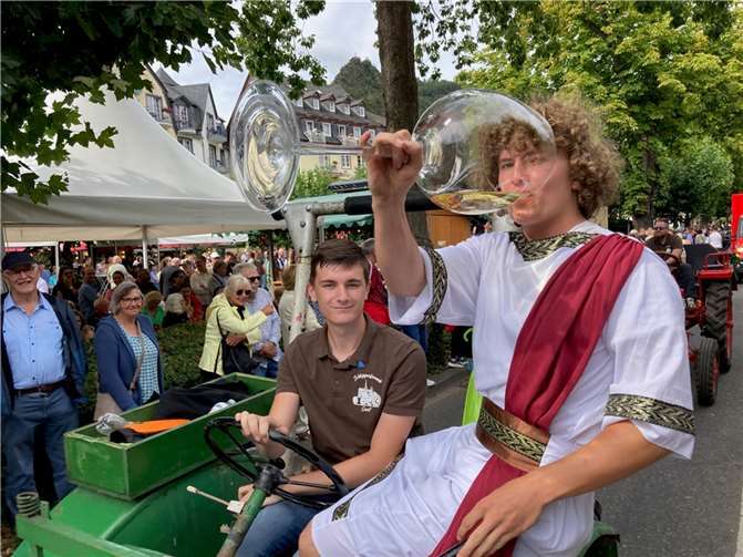 Bacchus Linus gönnte sich beim Festumzug den ein oder anderen kräftigen Schluck aus seinem weingöttlichen Pokal.
