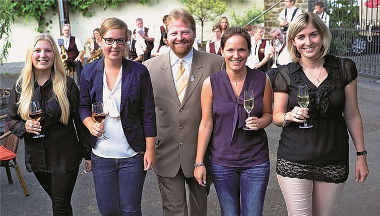 Bacchus Martin Wershoven (Mitte) geleitete (v. l.) Katharina Harz, die neue Weinkönigin Viktoria Kugel, Ahrweinkönigin Jennifer Knieps und Sabine Beu zum Festplatz. FIX