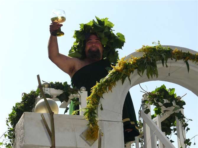 Bacchus Michael übernahm nebst seinen Vasallen an vier Festtagen die offizielle weingöttliche Vertretung im Ortsteil Bruttig.