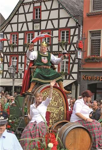 Bacchus Rudi Wolber sen. thronte wie immer hoch auf seinem Fass.