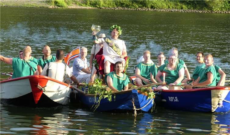 Bacchus Thomas Busch wurde in Begleitung seiner Weinvasallen zum Weinfest traditionell über die Mosel geschippert. Fotos: TE
