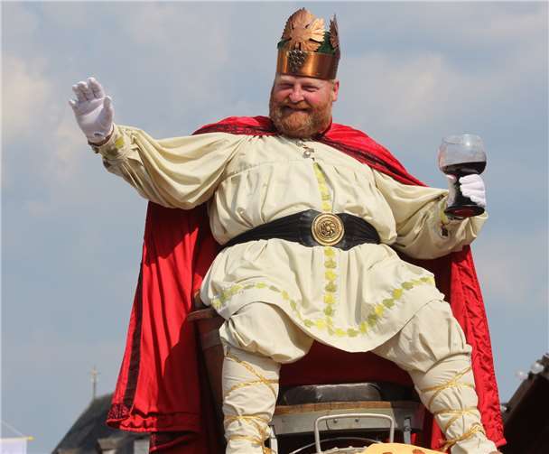 Bacchus thronte hoch oben auf seinem Fass. Foto: -DU-