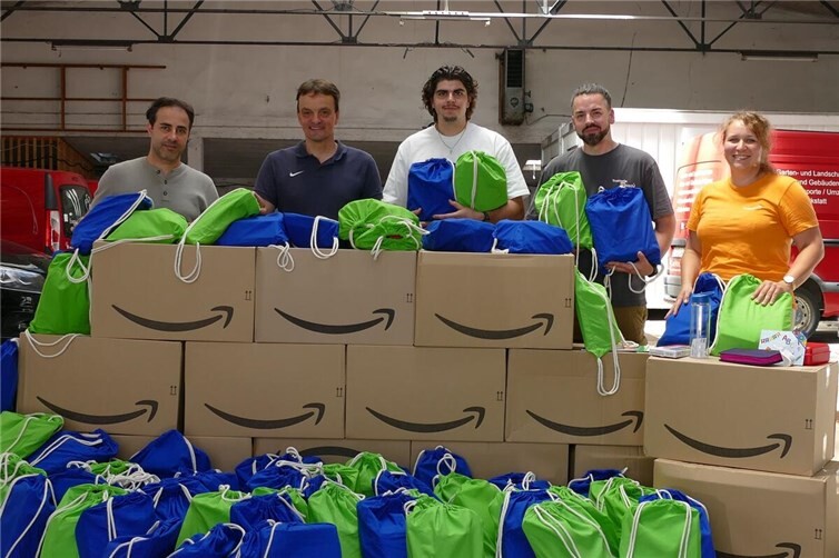 Back to school mit Überraschungseffekt: Engagierte Amazon-Mitarbeitende übergaben die Schulstartsets an die Koblenzer Caritas.