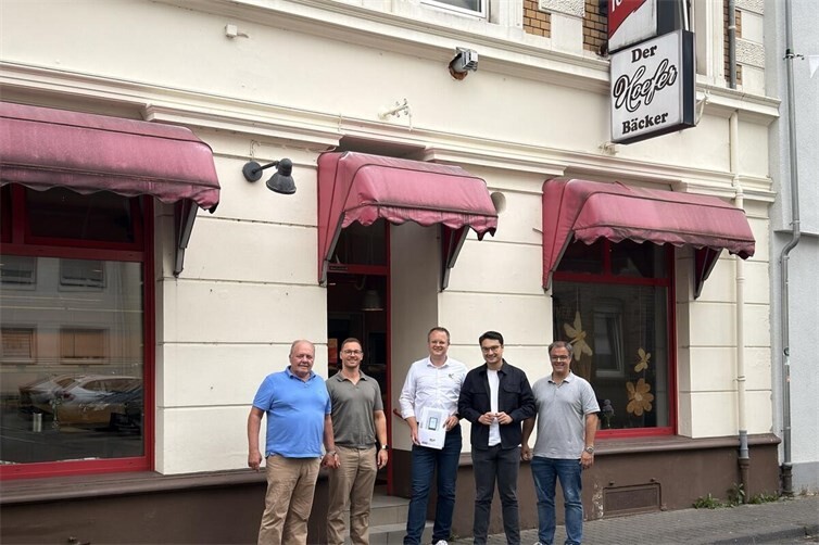 Back- und Packwaren: Ab dem 17. September gibt es in der Hoefer-Filiale in der Trierer Straße nicht nur leckere Brötchen und Kuchen, sondern auch einen Post- und DHL-Service. Zustande gekommen ist die Kooperation durch das Engagement der örtlichen CDU um Sebastian Krupp und des Landtagsabgeordneten Philip Rünz.