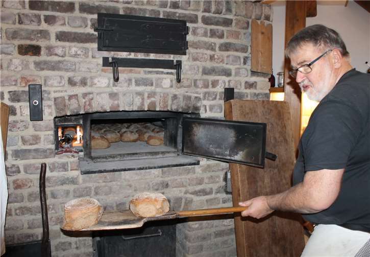 Backesbäcker Gerd Krechel „zauberte“ für die Besucher Roggenmischbrote, Quarkstollen und Lebkuchen im alten Backes.